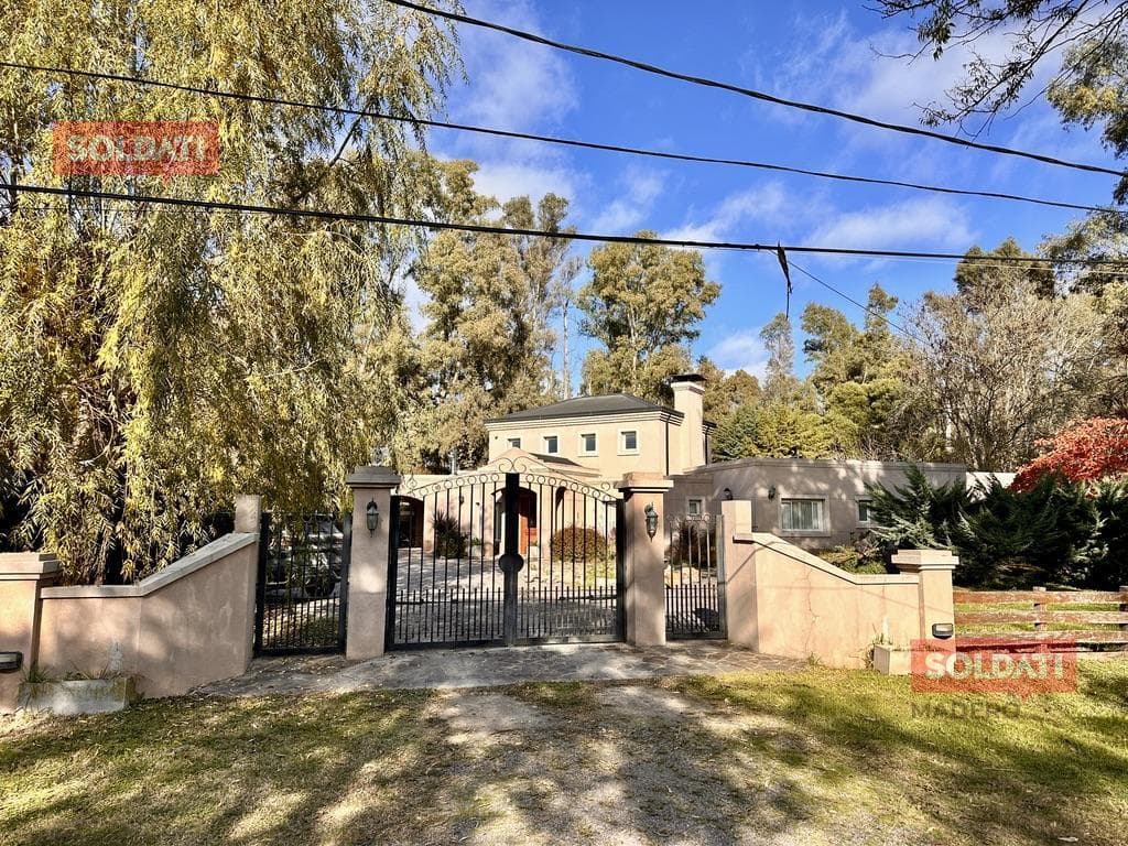 House for Sale in Campos de Roca: 5 Bedrooms, Pool