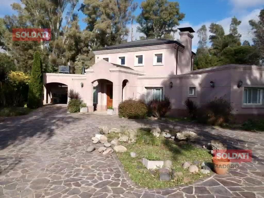 House for Sale in Campos de Roca: 5 Bedrooms, Pool