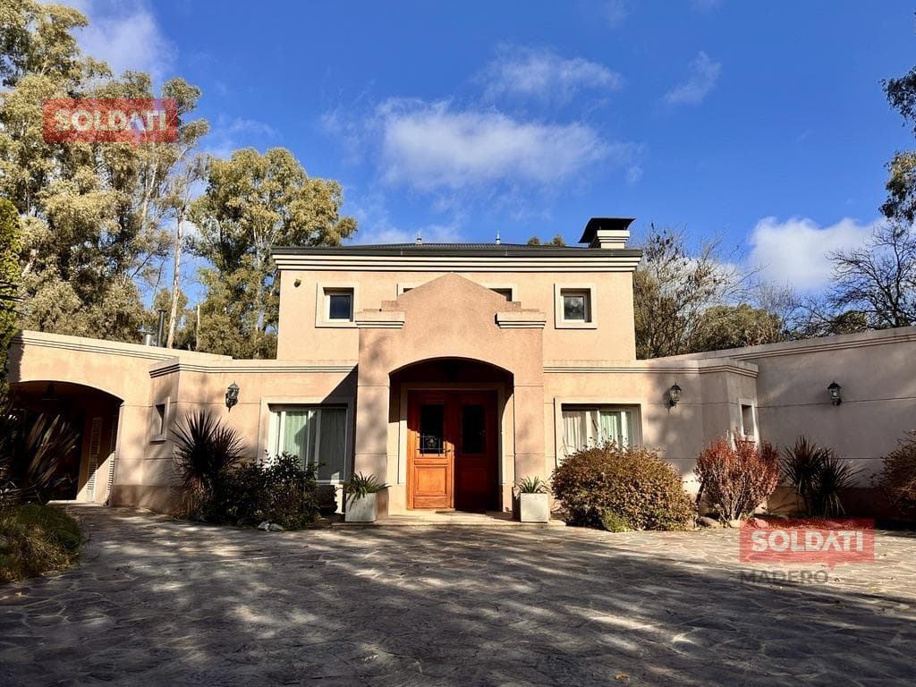 House for Sale in Campos de Roca: 5 Bedrooms, Pool