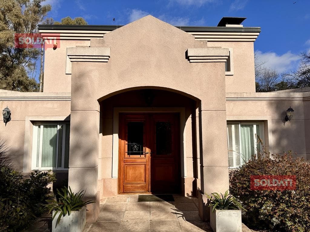 House for Sale in Campos de Roca: 5 Bedrooms, Pool
