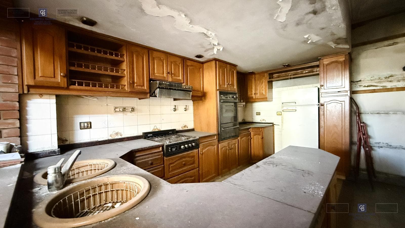 FOR SALE: APARTMENT IN NEED OF RENOVATION WITH TERRACE, OUTDOOR KITCHEN, AND GRILL; GROUND-FLOOR GARAGE IN VILLA DOMINICO