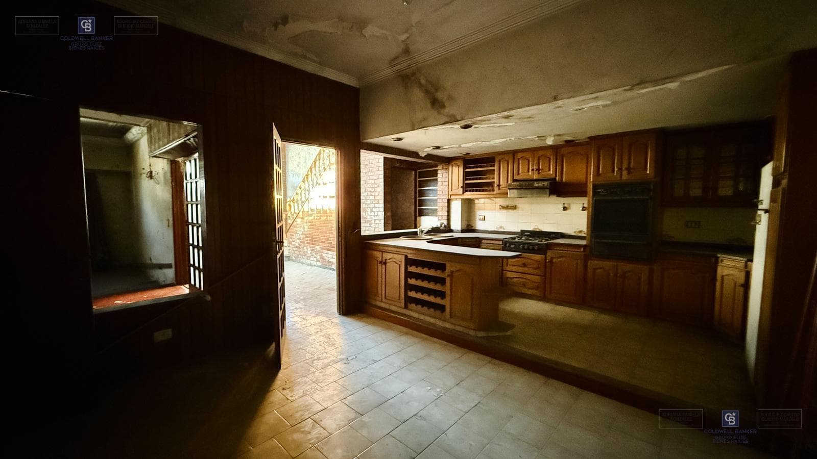 FOR SALE: APARTMENT IN NEED OF RENOVATION WITH TERRACE, OUTDOOR KITCHEN, AND GRILL; GROUND-FLOOR GARAGE IN VILLA DOMINICO