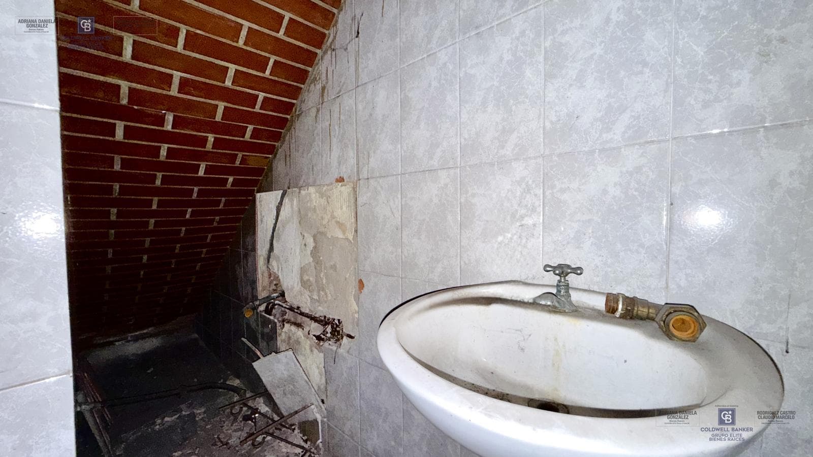 FOR SALE: APARTMENT IN NEED OF RENOVATION WITH TERRACE, OUTDOOR KITCHEN, AND GRILL; GROUND-FLOOR GARAGE IN VILLA DOMINICO