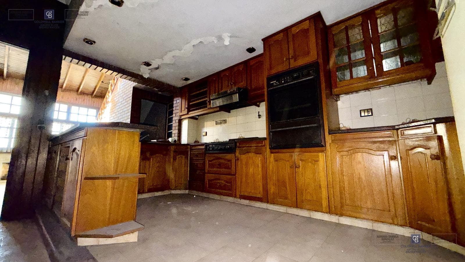 FOR SALE: APARTMENT IN NEED OF RENOVATION WITH TERRACE, OUTDOOR KITCHEN, AND GRILL; GROUND-FLOOR GARAGE IN VILLA DOMINICO
