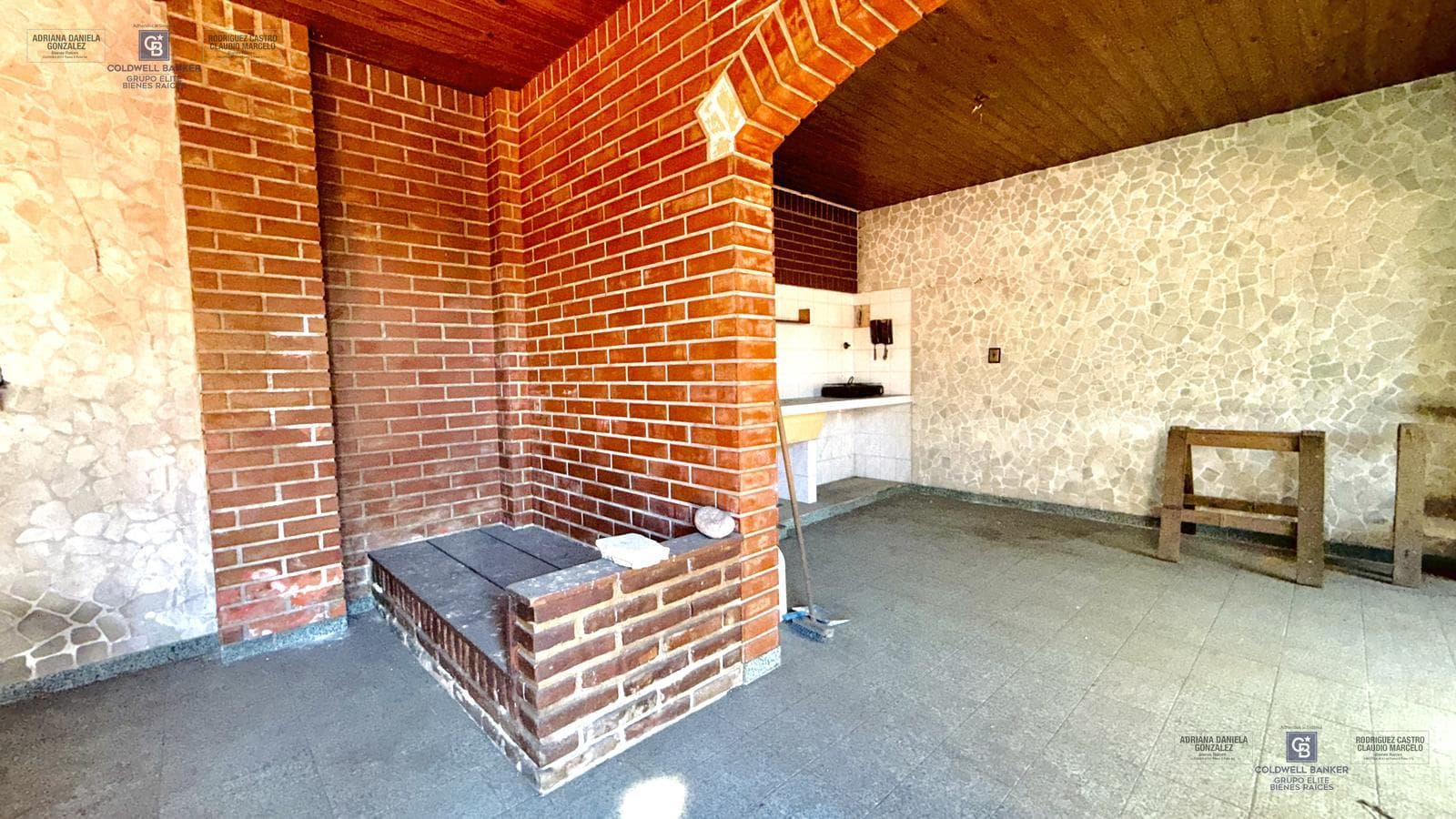 FOR SALE: APARTMENT IN NEED OF RENOVATION WITH TERRACE, OUTDOOR KITCHEN, AND GRILL; GROUND-FLOOR GARAGE IN VILLA DOMINICO