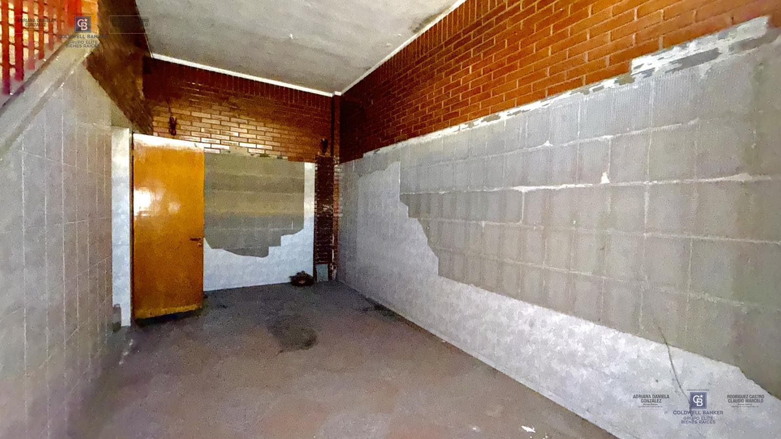 FOR SALE: APARTMENT IN NEED OF RENOVATION WITH TERRACE, OUTDOOR KITCHEN, AND GRILL; GROUND-FLOOR GARAGE IN VILLA DOMINICO