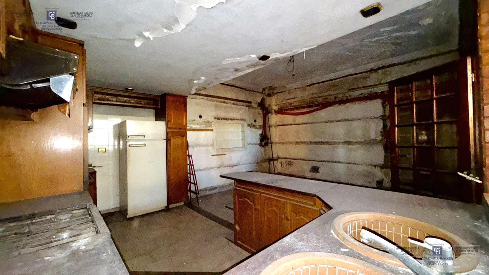FOR SALE: APARTMENT IN NEED OF RENOVATION WITH TERRACE, OUTDOOR KITCHEN, AND GRILL; GROUND-FLOOR GARAGE IN VILLA DOMINICO