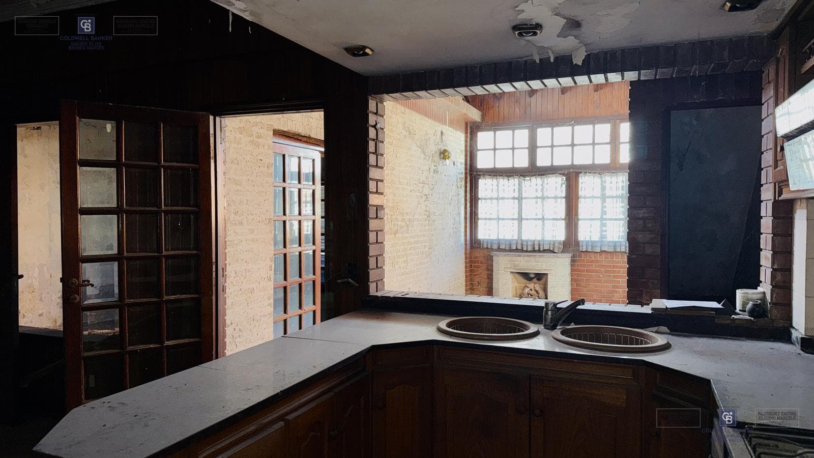 FOR SALE: APARTMENT IN NEED OF RENOVATION WITH TERRACE, OUTDOOR KITCHEN, AND GRILL; GROUND-FLOOR GARAGE IN VILLA DOMINICO