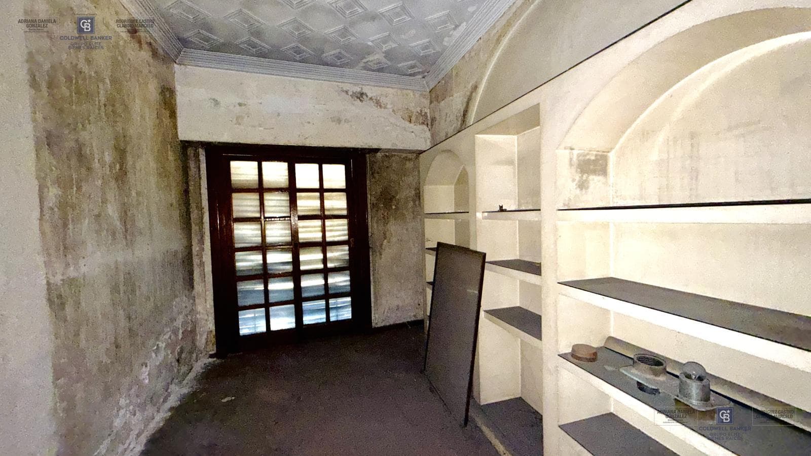 FOR SALE: APARTMENT IN NEED OF RENOVATION WITH TERRACE, OUTDOOR KITCHEN, AND GRILL; GROUND-FLOOR GARAGE IN VILLA DOMINICO