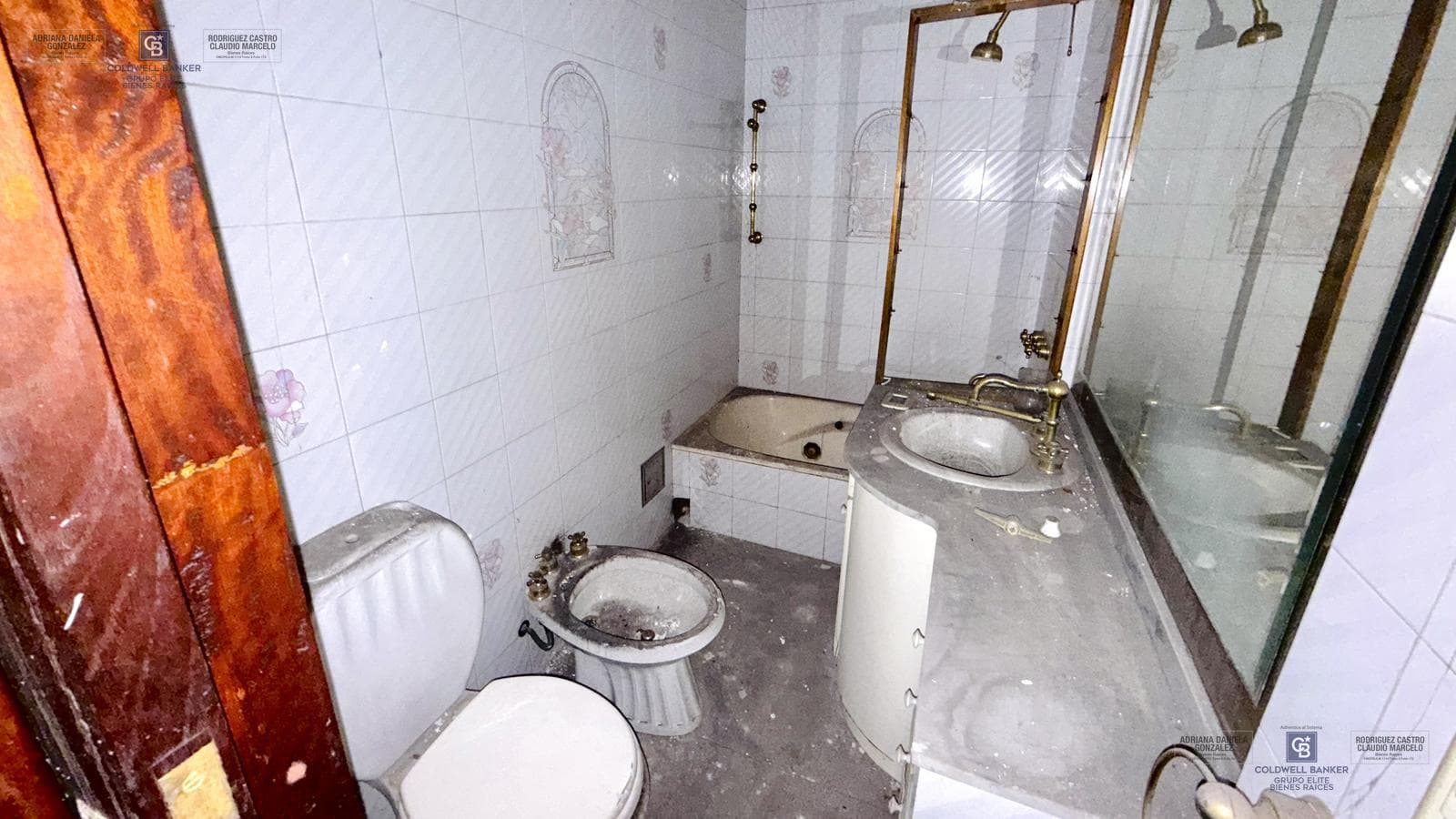 FOR SALE: APARTMENT IN NEED OF RENOVATION WITH TERRACE, OUTDOOR KITCHEN, AND GRILL; GROUND-FLOOR GARAGE IN VILLA DOMINICO