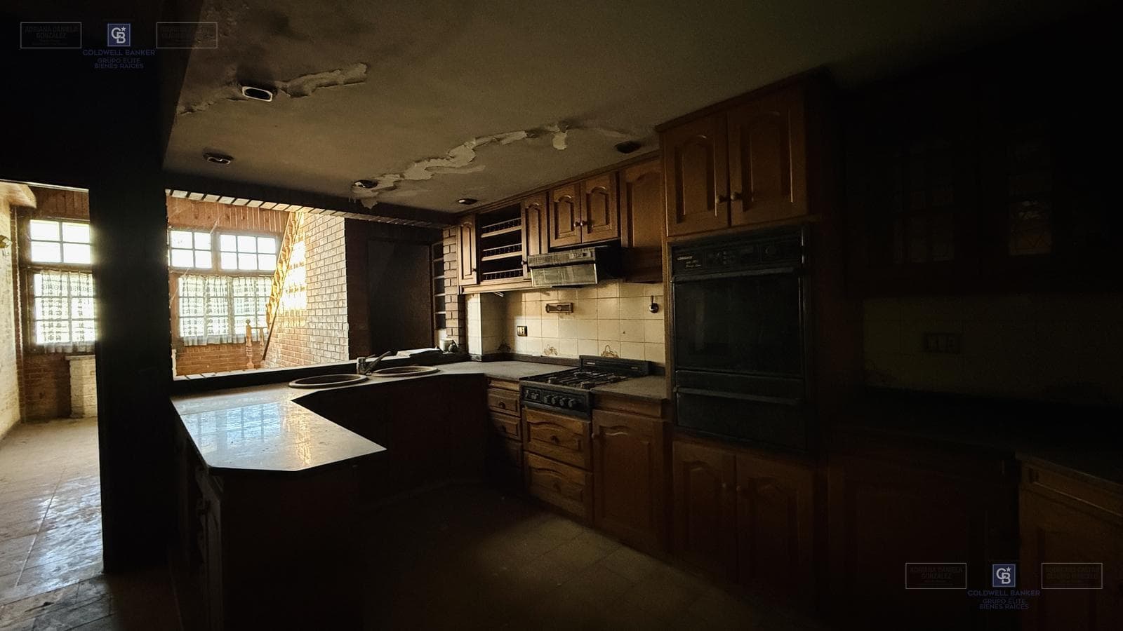 FOR SALE: APARTMENT IN NEED OF RENOVATION WITH TERRACE, OUTDOOR KITCHEN, AND GRILL; GROUND-FLOOR GARAGE IN VILLA DOMINICO