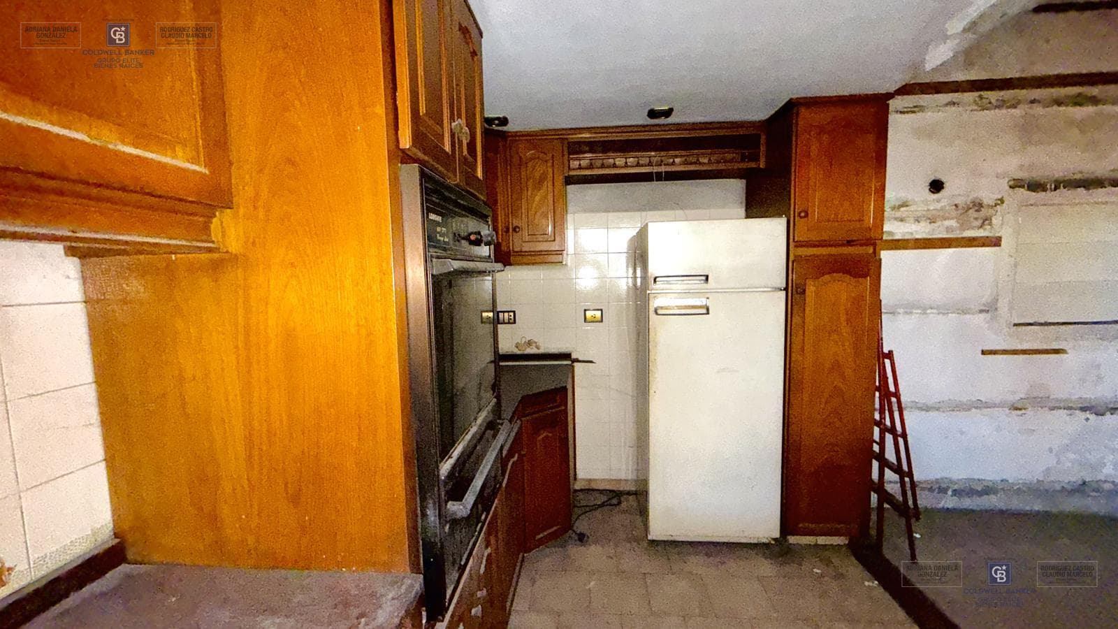 FOR SALE: APARTMENT IN NEED OF RENOVATION WITH TERRACE, OUTDOOR KITCHEN, AND GRILL; GROUND-FLOOR GARAGE IN VILLA DOMINICO