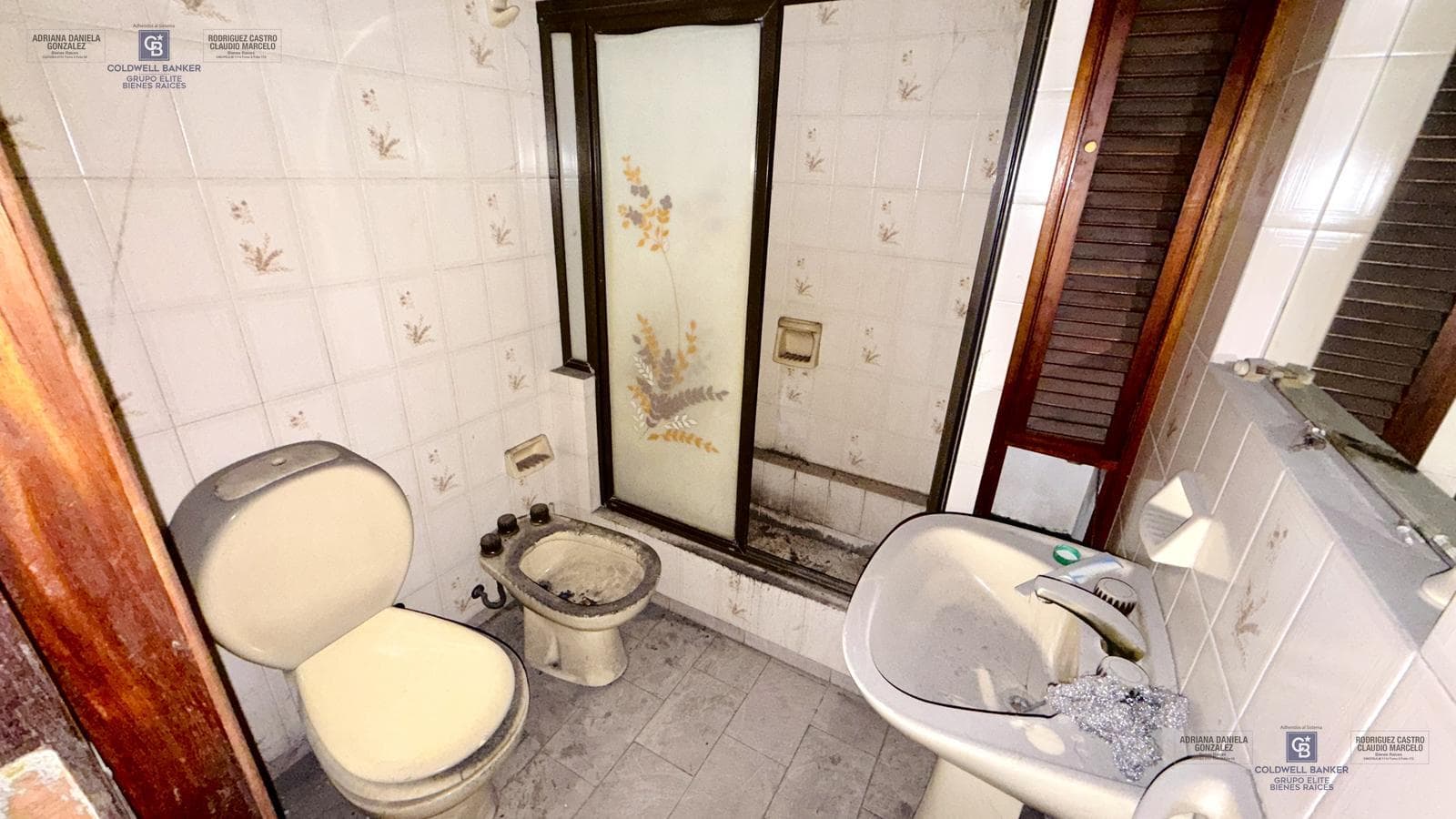 FOR SALE: APARTMENT IN NEED OF RENOVATION WITH TERRACE, OUTDOOR KITCHEN, AND GRILL; GROUND-FLOOR GARAGE IN VILLA DOMINICO