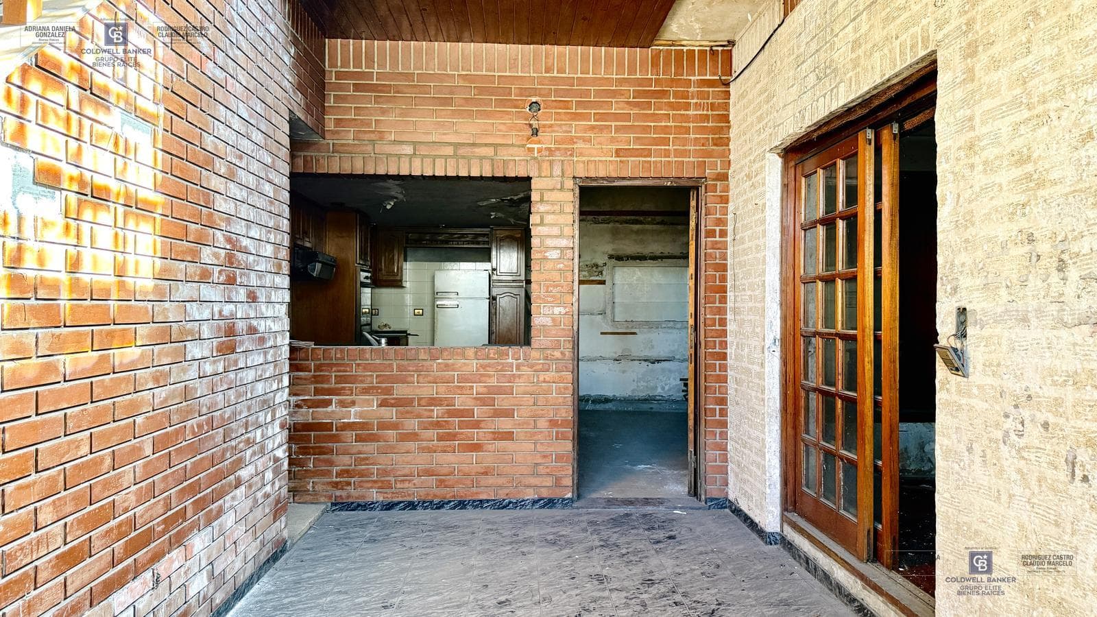 FOR SALE: APARTMENT IN NEED OF RENOVATION WITH TERRACE, OUTDOOR KITCHEN, AND GRILL; GROUND-FLOOR GARAGE IN VILLA DOMINICO