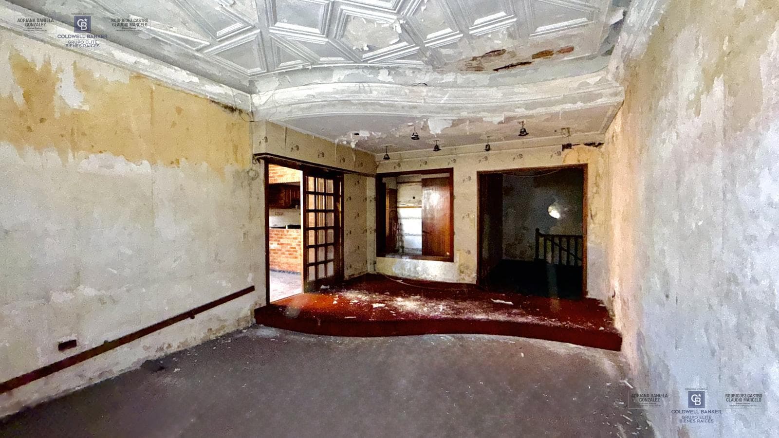FOR SALE: APARTMENT IN NEED OF RENOVATION WITH TERRACE, OUTDOOR KITCHEN, AND GRILL; GROUND-FLOOR GARAGE IN VILLA DOMINICO