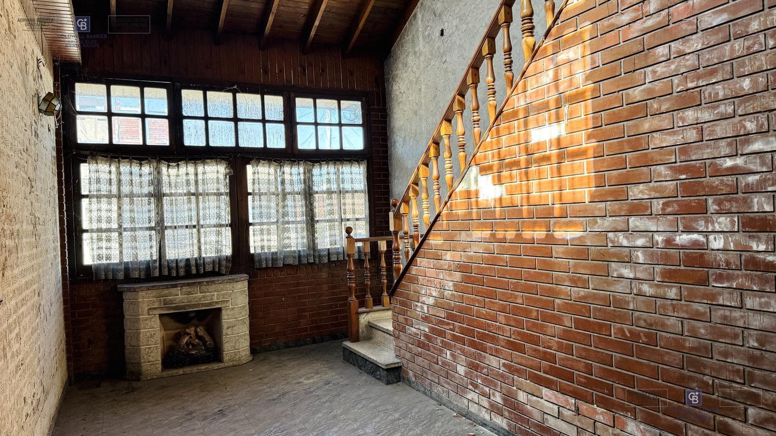 FOR SALE: APARTMENT IN NEED OF RENOVATION WITH TERRACE, OUTDOOR KITCHEN, AND GRILL; GROUND-FLOOR GARAGE IN VILLA DOMINICO