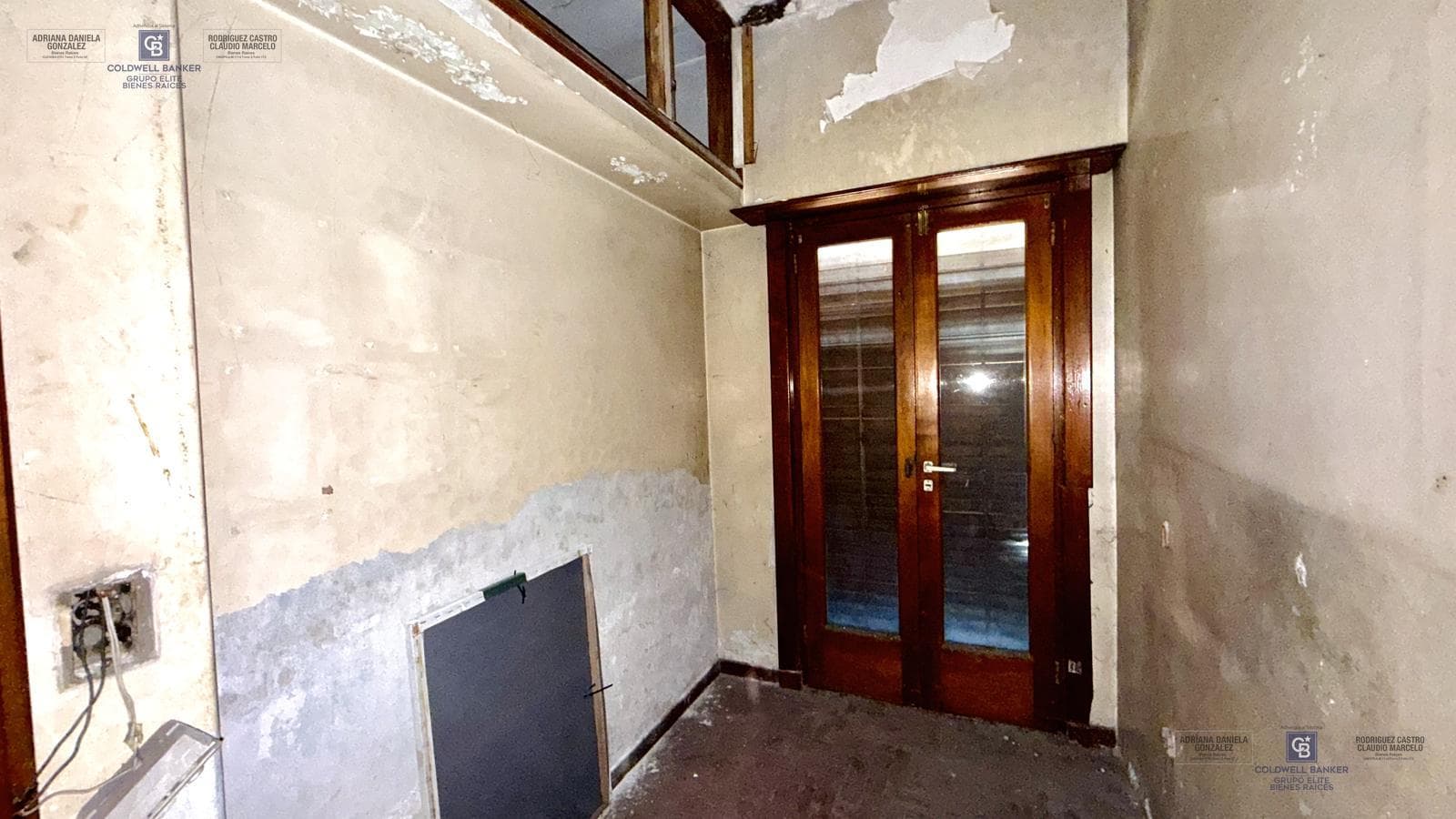 FOR SALE: APARTMENT IN NEED OF RENOVATION WITH TERRACE, OUTDOOR KITCHEN, AND GRILL; GROUND-FLOOR GARAGE IN VILLA DOMINICO
