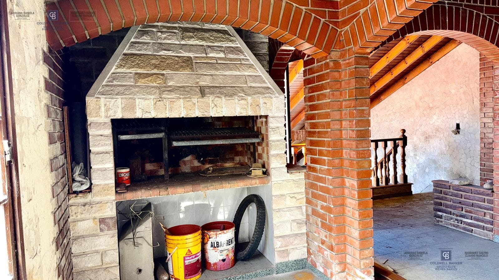 FOR SALE: APARTMENT IN NEED OF RENOVATION WITH TERRACE, OUTDOOR KITCHEN, AND GRILL; GROUND-FLOOR GARAGE IN VILLA DOMINICO