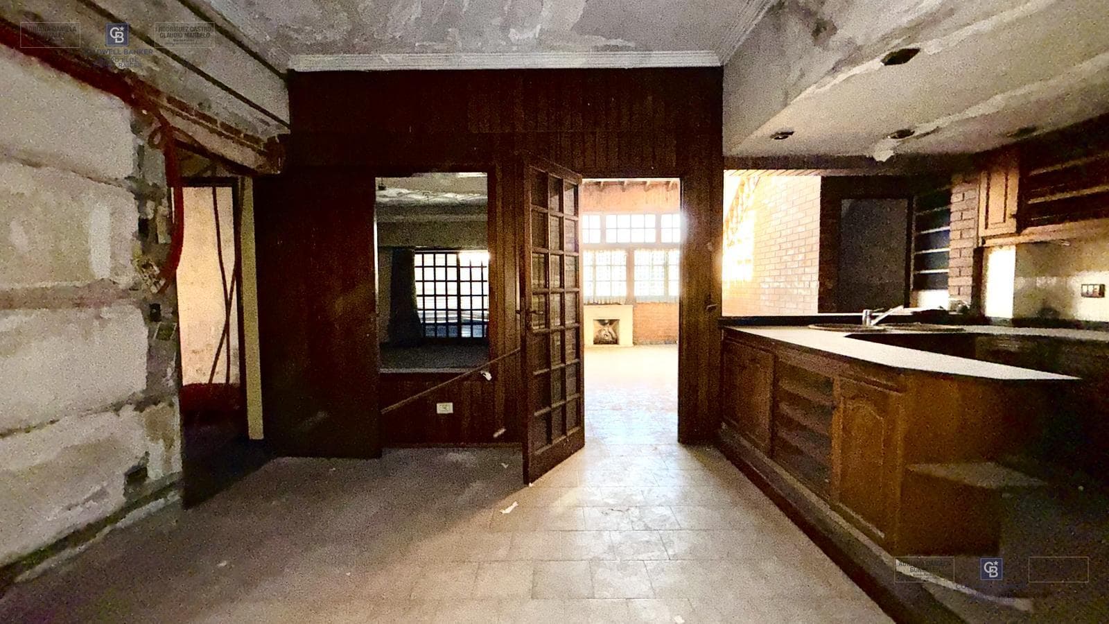 FOR SALE: APARTMENT IN NEED OF RENOVATION WITH TERRACE, OUTDOOR KITCHEN, AND GRILL; GROUND-FLOOR GARAGE IN VILLA DOMINICO