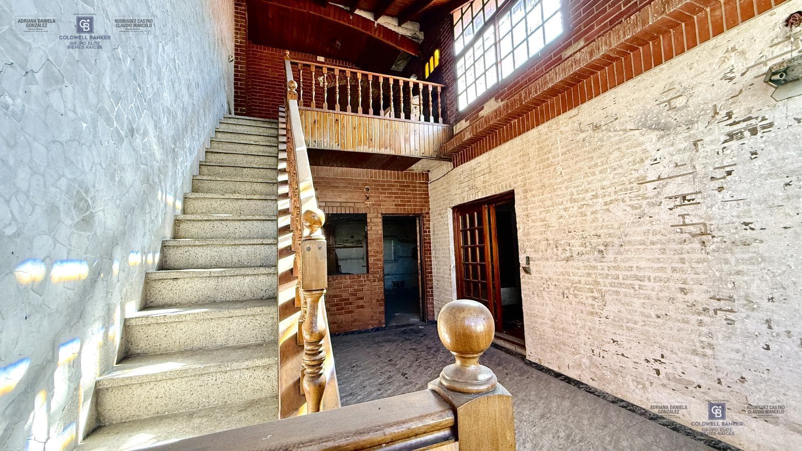 FOR SALE: APARTMENT IN NEED OF RENOVATION WITH TERRACE, OUTDOOR KITCHEN, AND GRILL; GROUND-FLOOR GARAGE IN VILLA DOMINICO