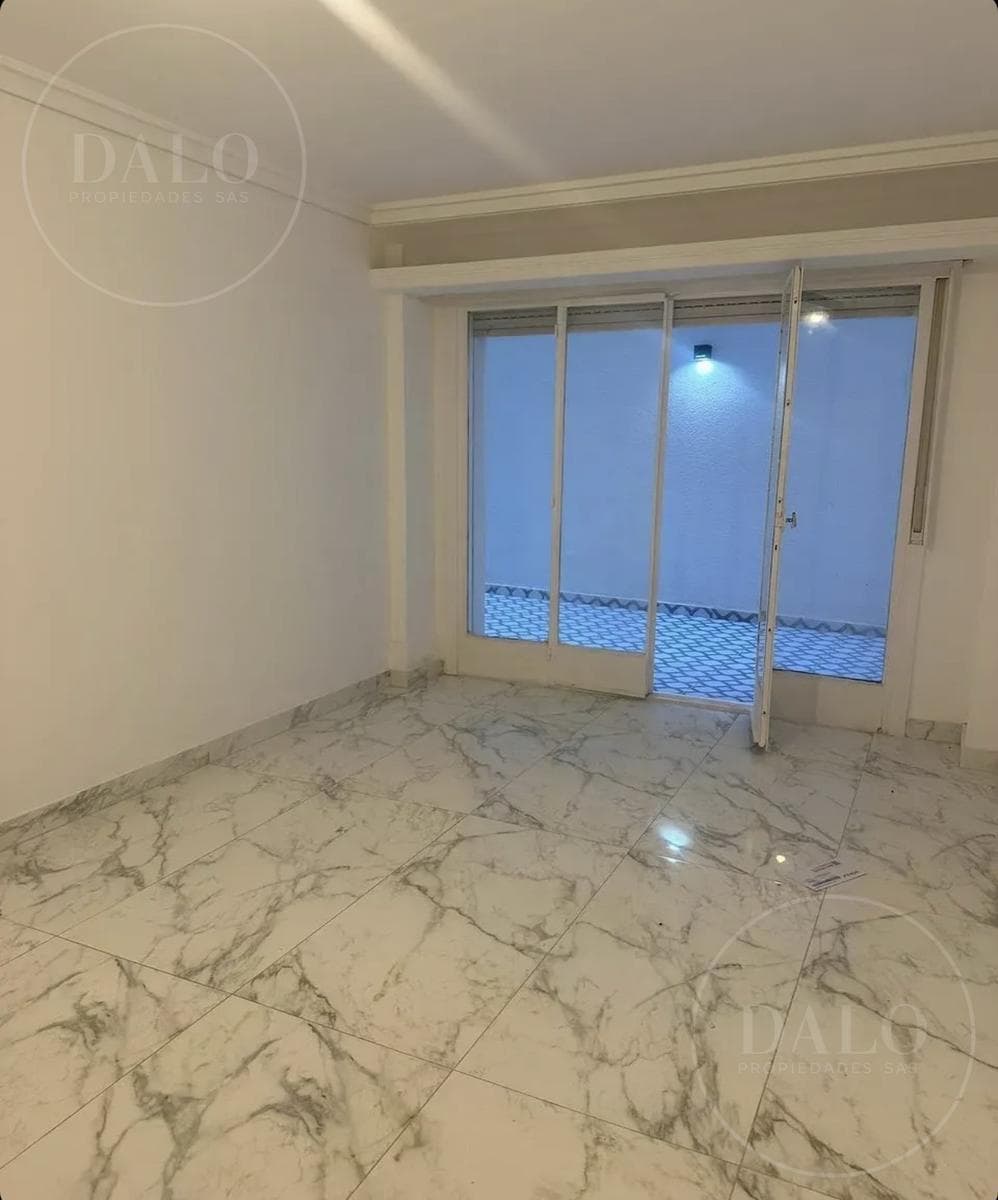 4-Room Apartment with a Bright Patio, in Pristine Condition in Balvanera