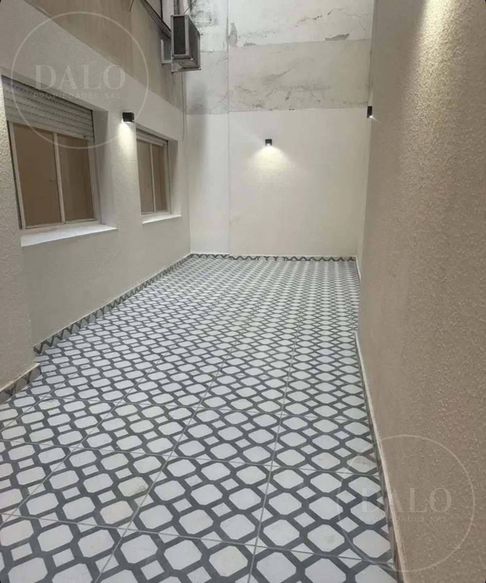 4-Room Apartment with a Bright Patio, in Pristine Condition in Balvanera