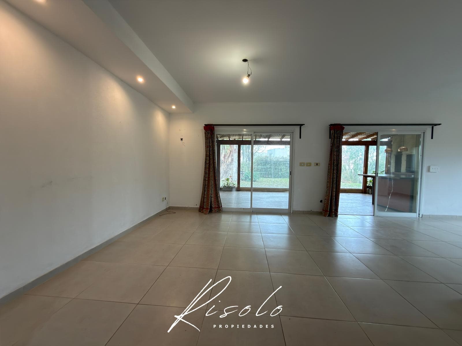 House for Sale. 3 bedrooms. Pergola, Grill. Great Deal! Gated Community, Escobar