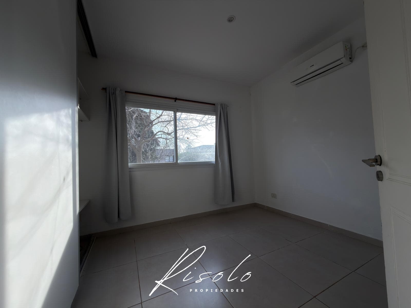 House for Sale. 3 bedrooms. Pergola, Grill. Great Deal! Gated Community, Escobar