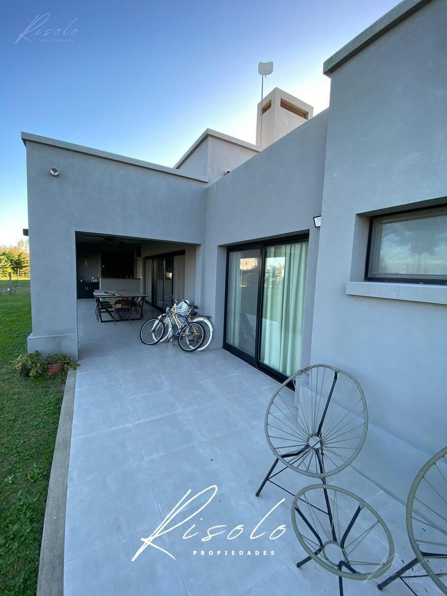 House for Sale. 3 bedrooms. Office. Gated Community, North Zone, Escobar