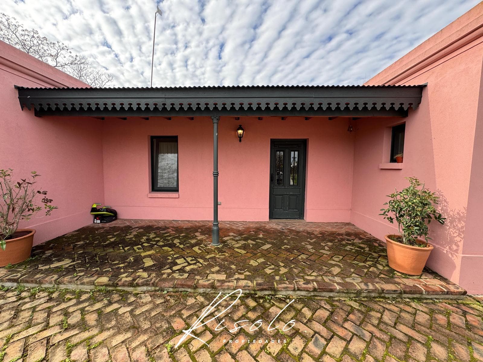 House for Sale. Pool. 3 bedrooms. Country-style. Gated Community, Escobar