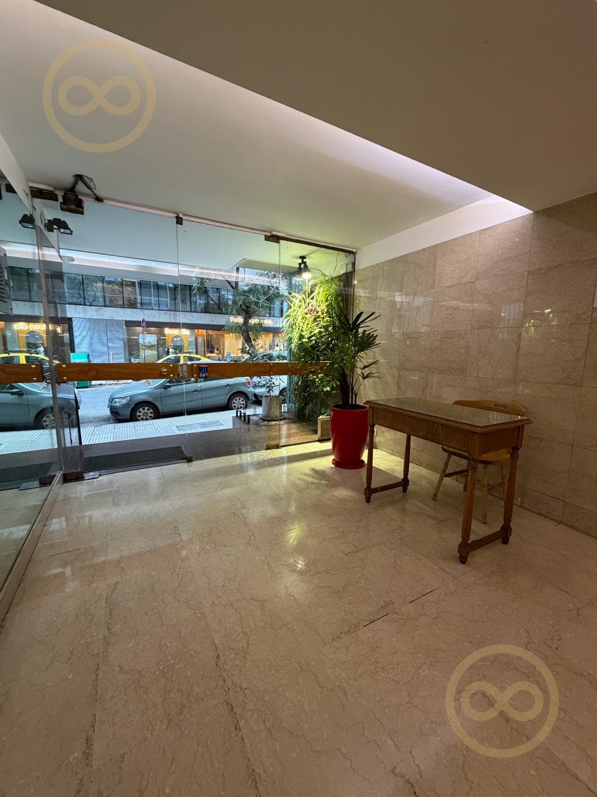 APARTMENT FOR SALE: 3-ROOM APARTMENT ON SANTA FE AVENUE AND AUSTRIA STREET IN RECOLETA, WITH A SUNNY BALCONY