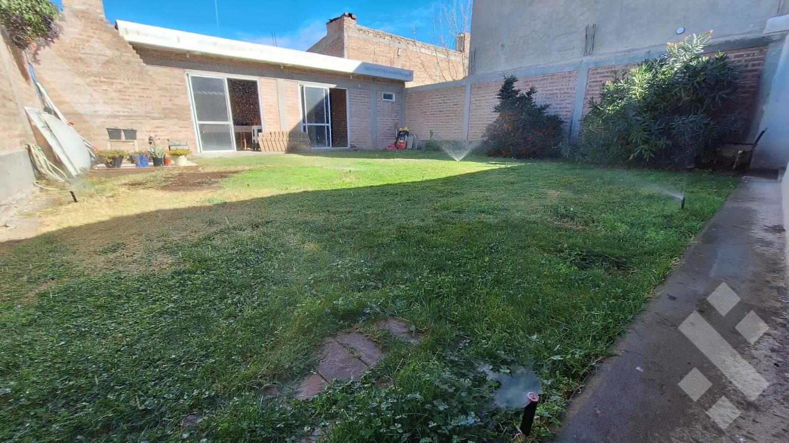 For Sale: 3-Bedroom House | Patio and Separate Barbecue Area with Potential for Expansion in Terrazas, Neuquén