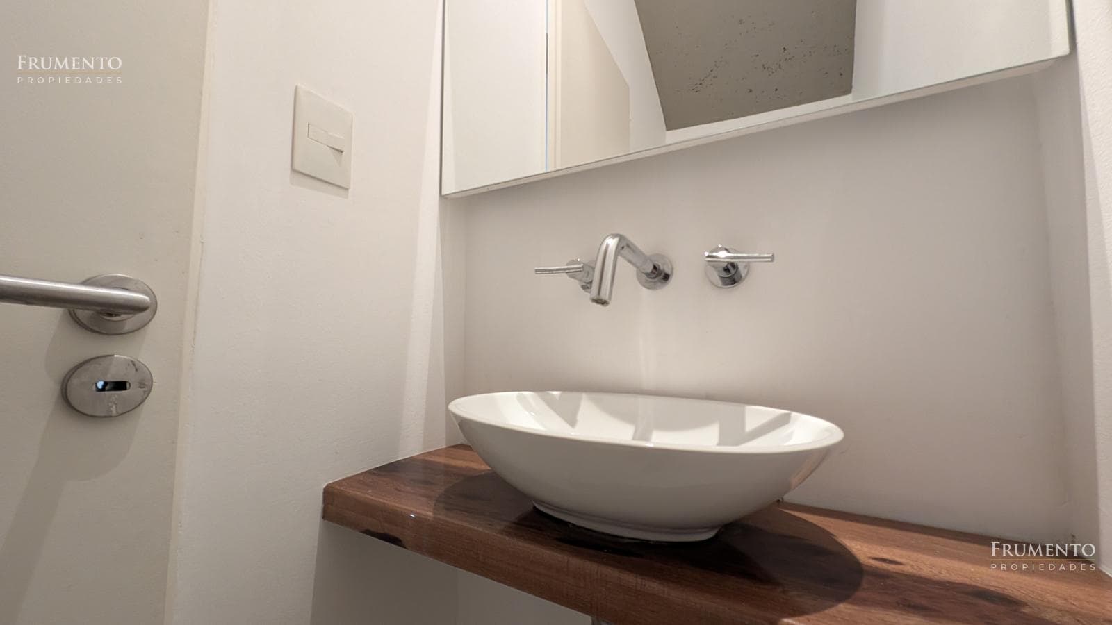 Brand-New 2-Room Apartment in Olivos with Garage