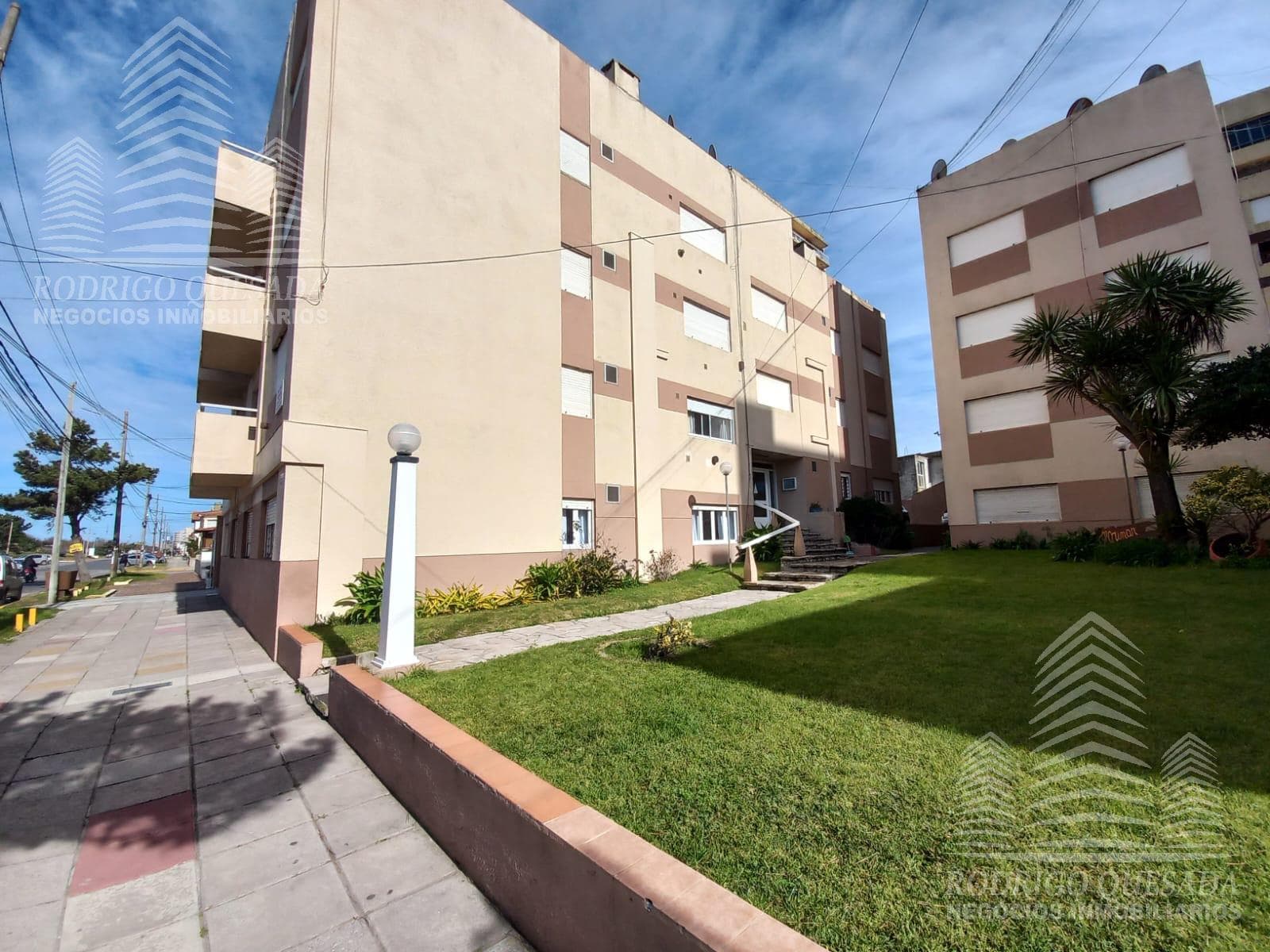 Ground-floor apartment with parking space—Costanera 2040