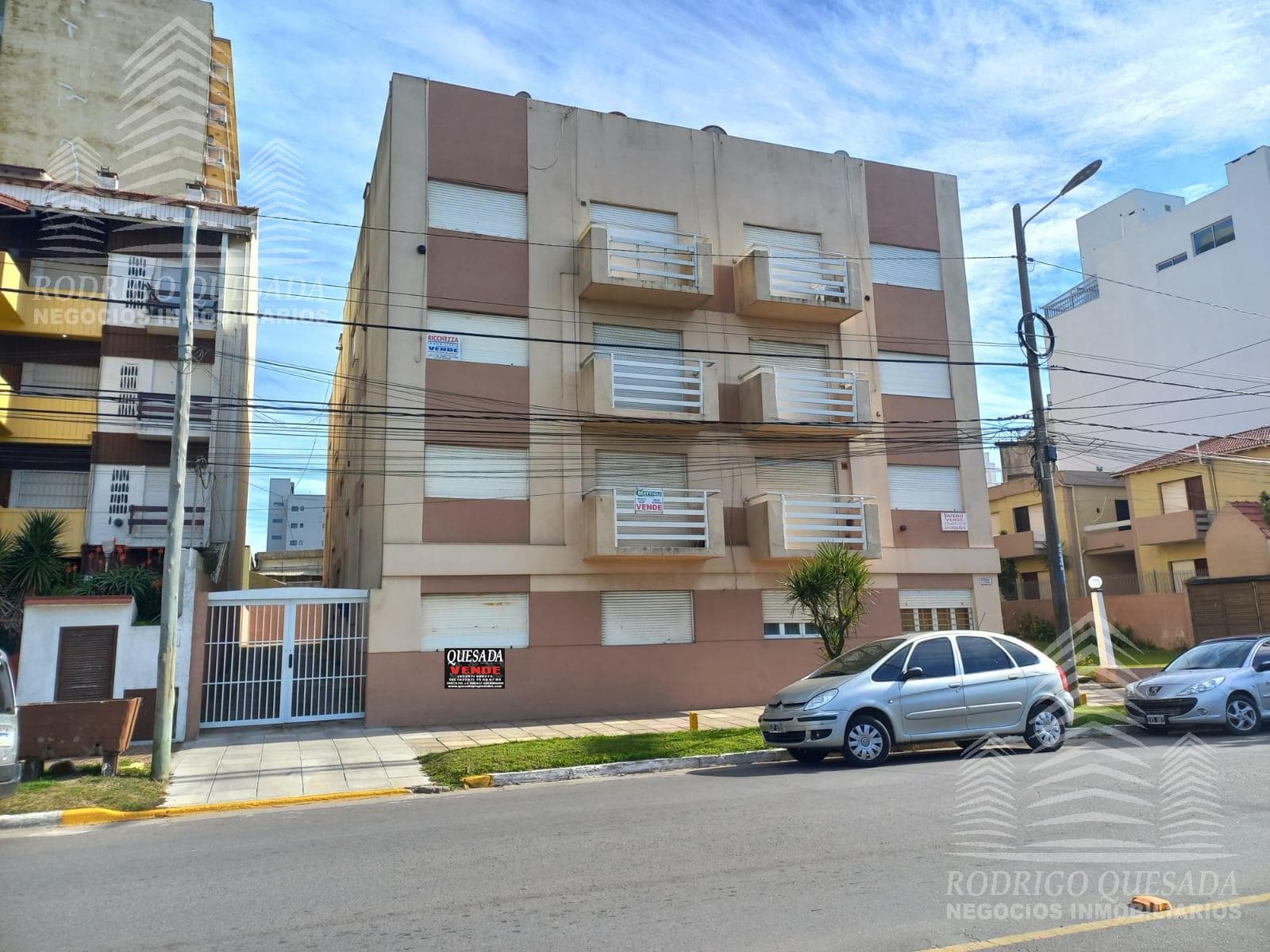 Ground-floor apartment with parking space—Costanera 2040