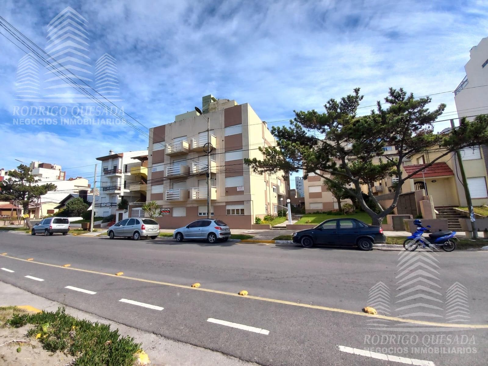 Ground-floor apartment with parking space—Costanera 2040