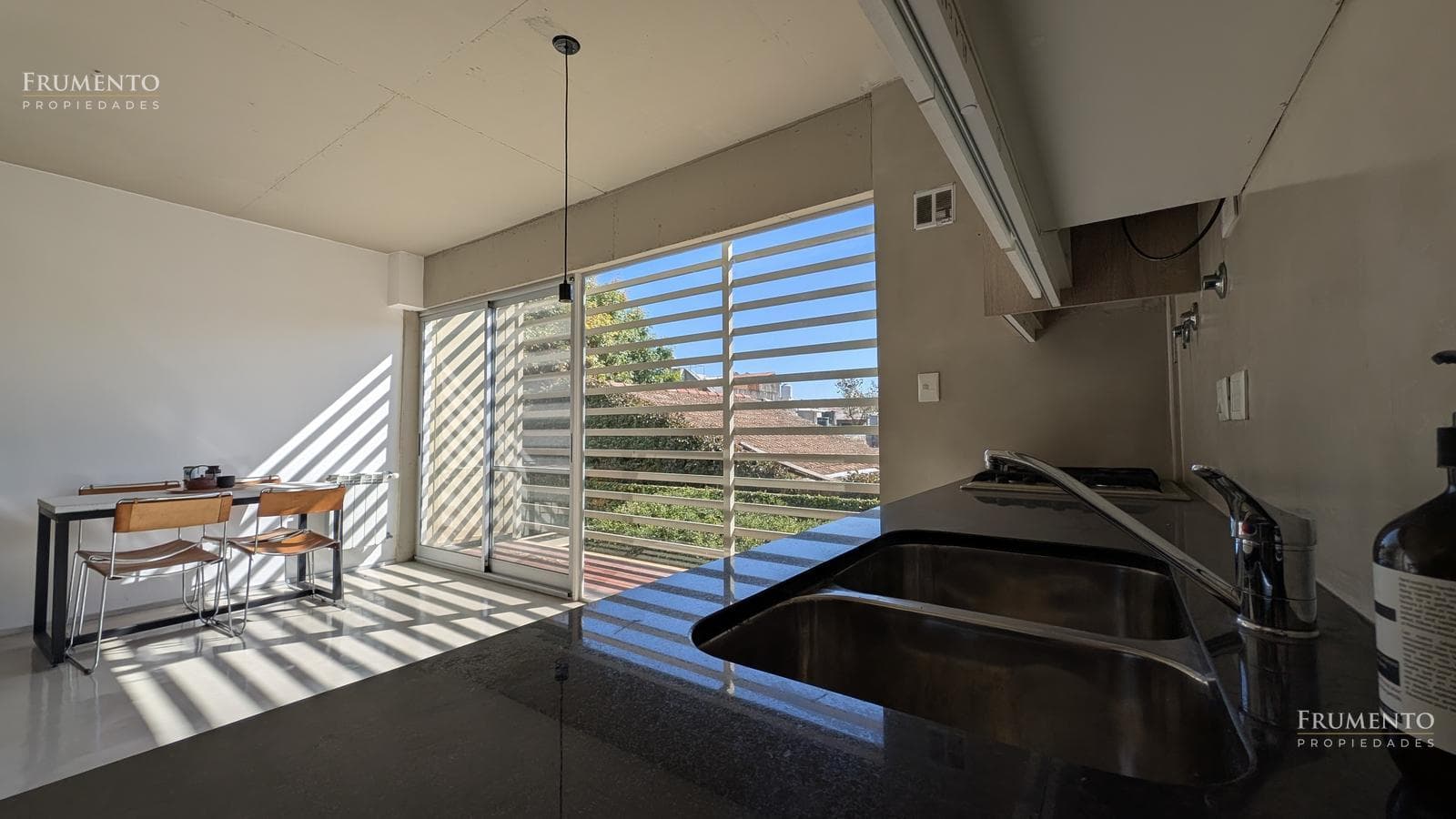 3-Room Apartment in Olivos with Garage and Grill