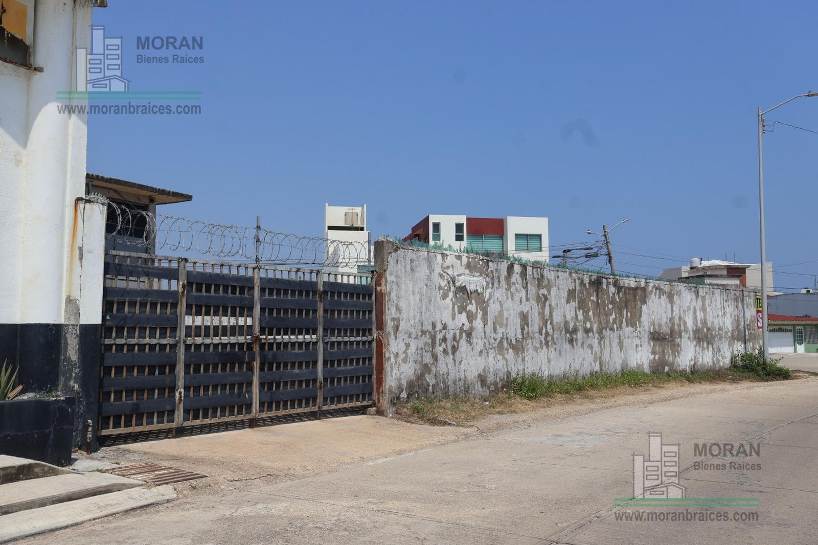 Commercial Building with Land at the corner of Pintores Mexicanos Street and José Luis Cuevas Street, Lots 1 and 2, Nos. 211 and 213, Paraíso neighborhood, Coatzacoalcos, Ver.
