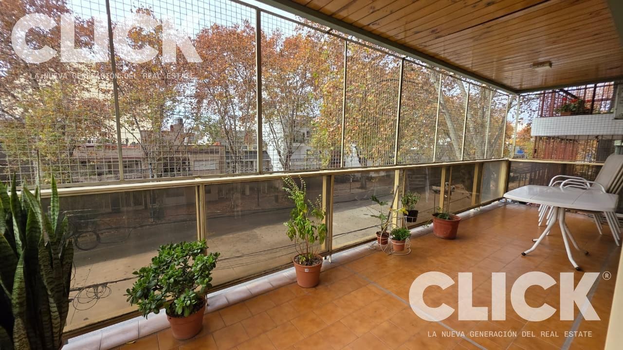 5-room apartment for sale with a balcony and a maid's quarters in Villa Crespo