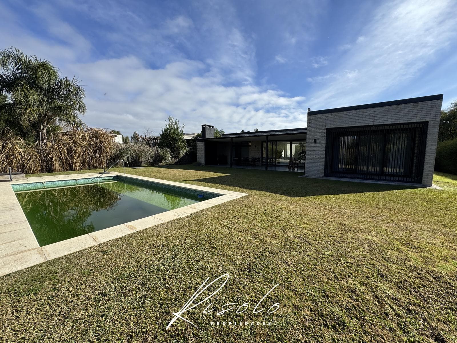 House for Sale. 3 bedrooms. Pool, Living Fence, Excellent Quality, Gated Community, Escobar