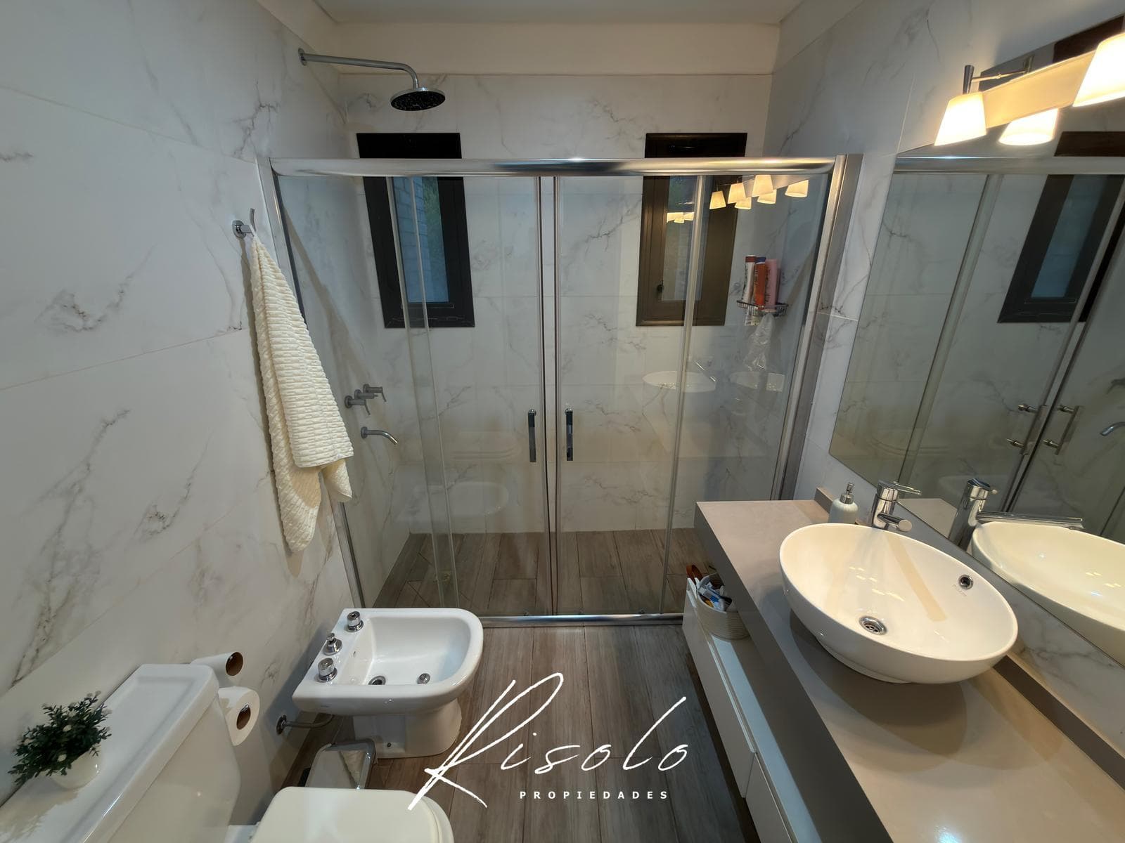 House for Sale. 3 bedrooms. Pool, Living Fence, Excellent Quality, Gated Community, Escobar