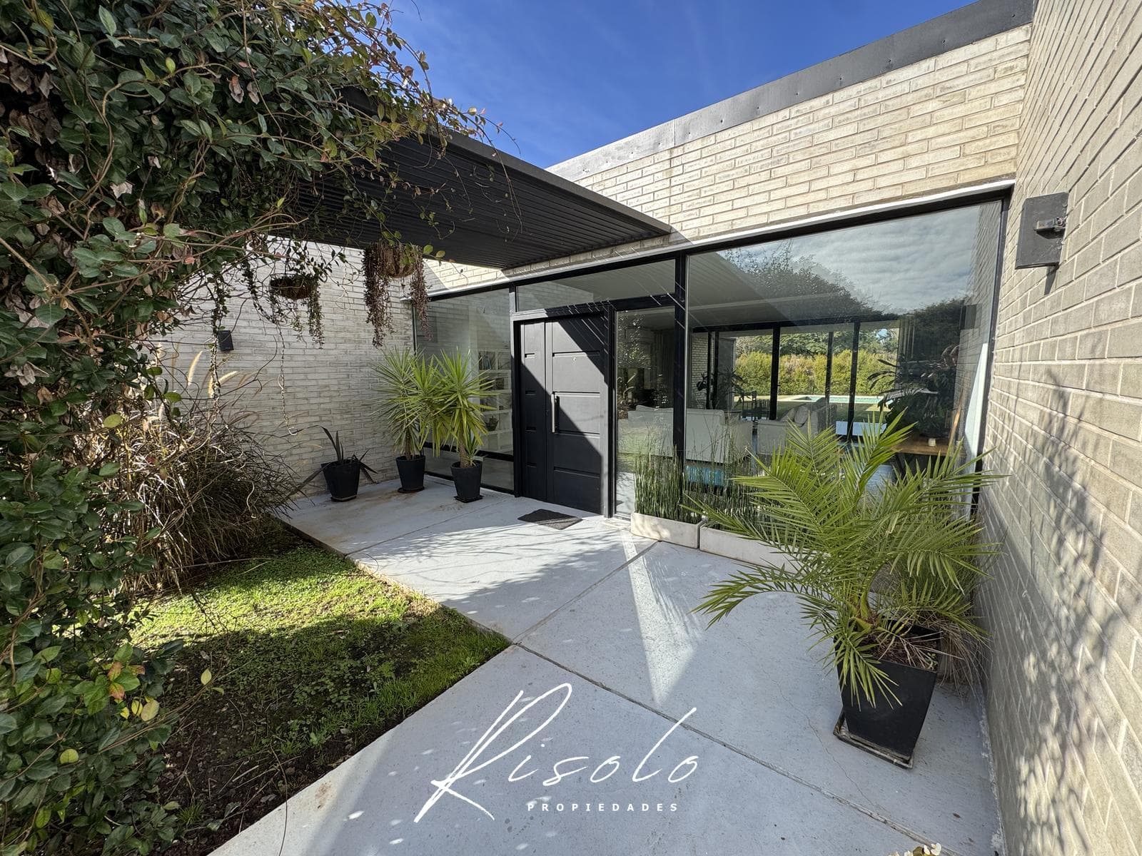 House for Sale. 3 bedrooms. Pool, Living Fence, Excellent Quality, Gated Community, Escobar