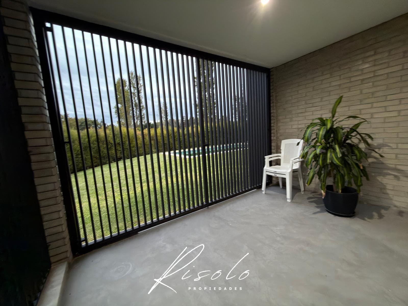 House for Sale. 3 bedrooms. Pool, Living Fence, Excellent Quality, Gated Community, Escobar