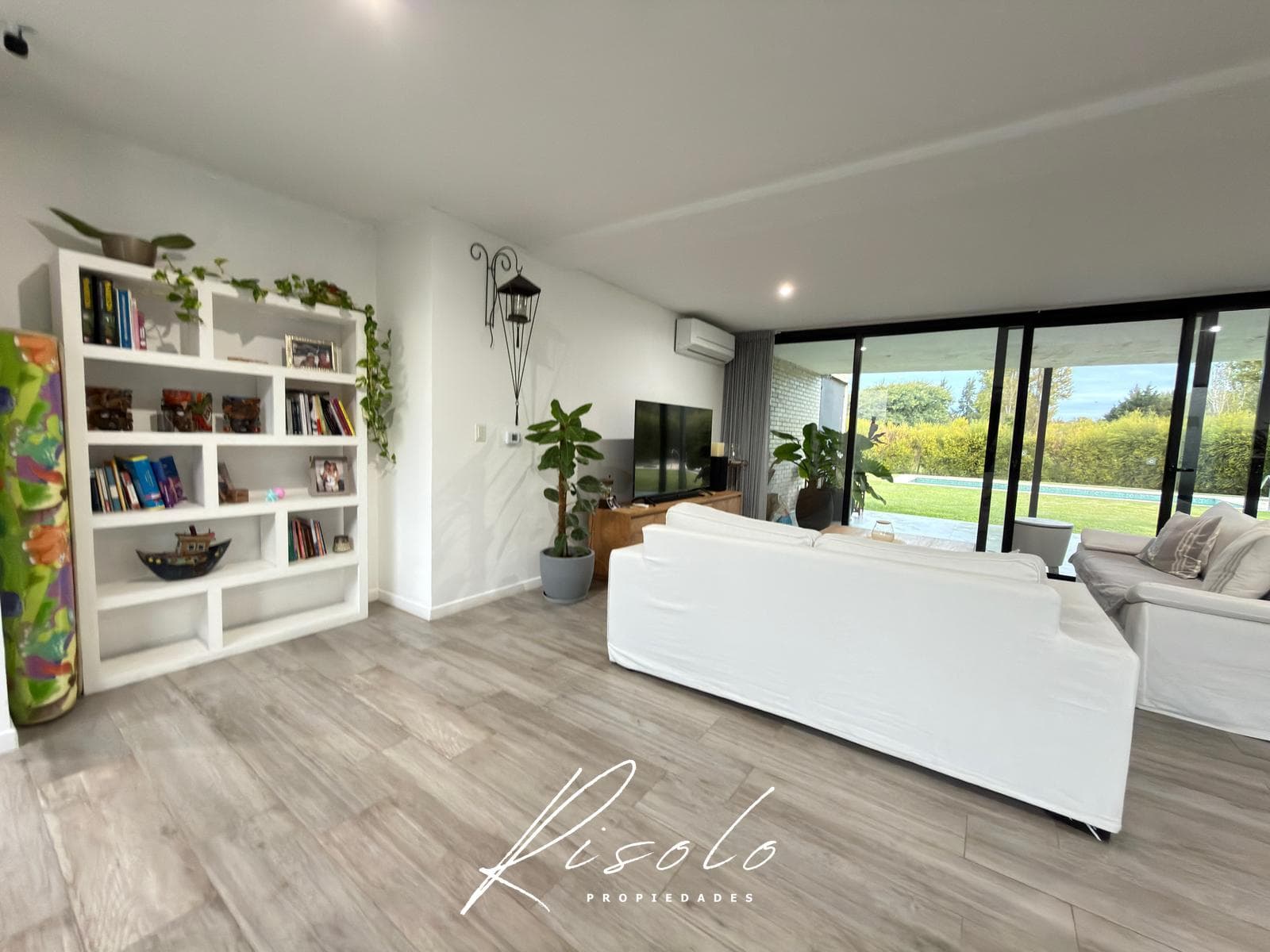 House for Sale. 3 bedrooms. Pool, Living Fence, Excellent Quality, Gated Community, Escobar
