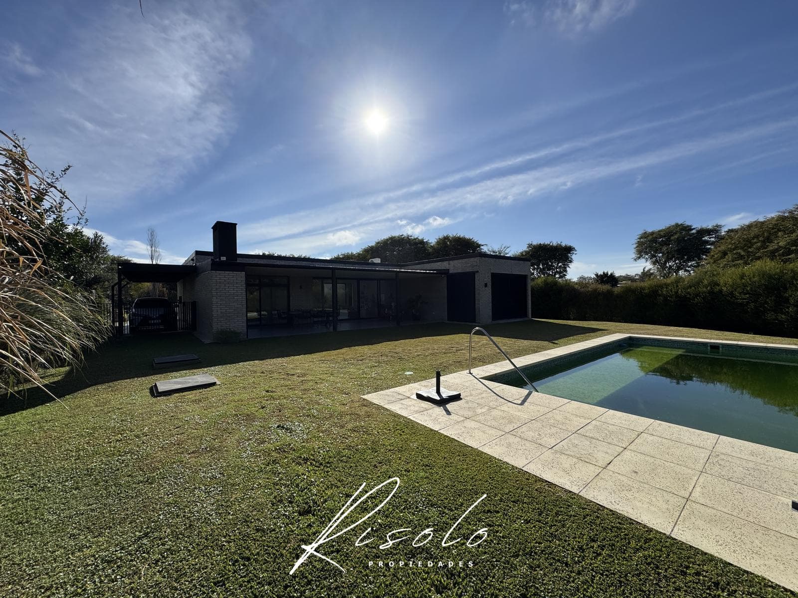 House for Sale. 3 bedrooms. Pool, Living Fence, Excellent Quality, Gated Community, Escobar