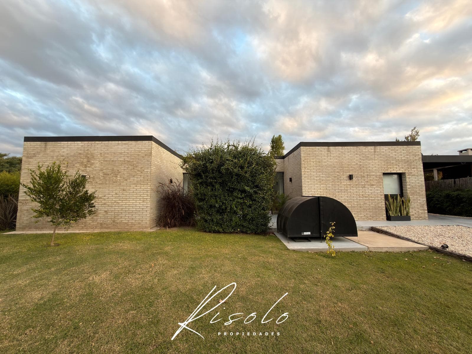 House for Sale. 3 bedrooms. Pool, Living Fence, Excellent Quality, Gated Community, Escobar