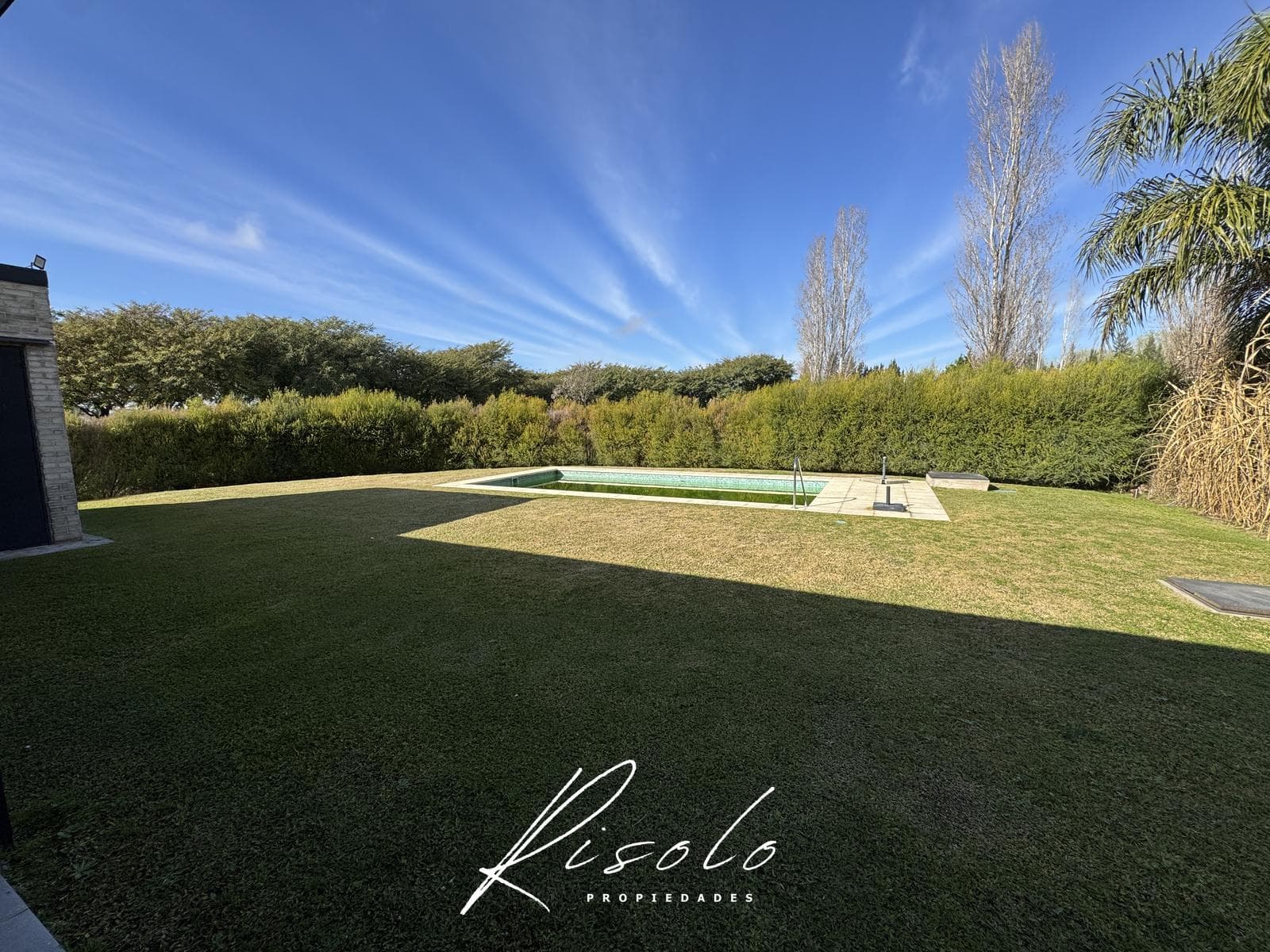 House for Sale. 3 bedrooms. Pool, Living Fence, Excellent Quality, Gated Community, Escobar