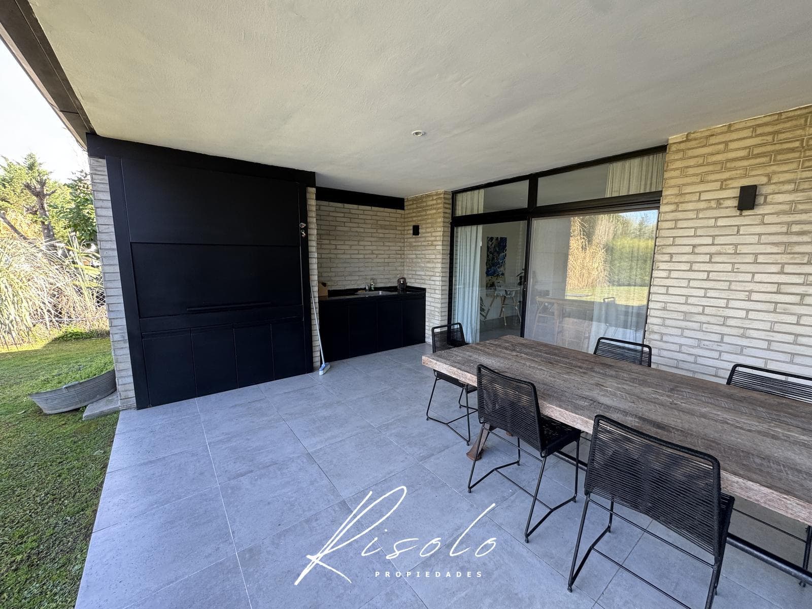 House for Sale. 3 bedrooms. Pool, Living Fence, Excellent Quality, Gated Community, Escobar