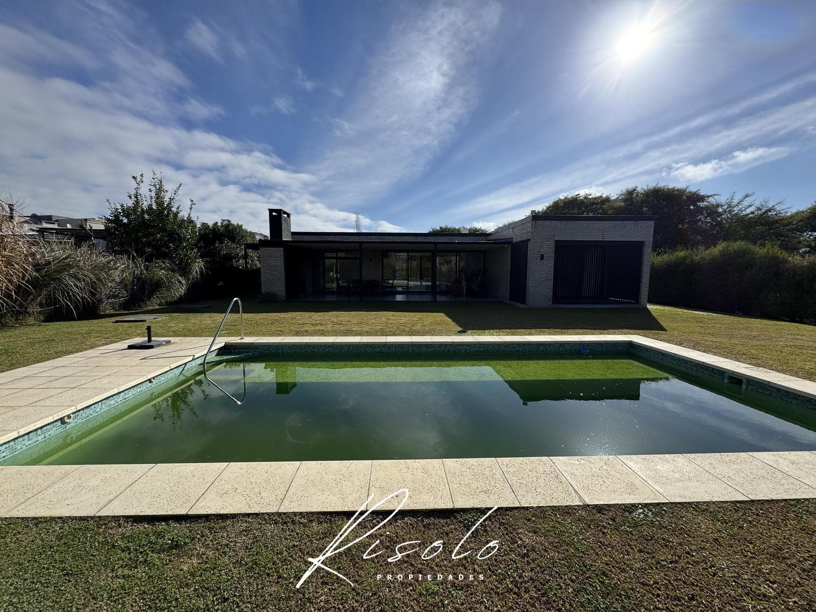 House for Sale. 3 bedrooms. Pool, Living Fence, Excellent Quality, Gated Community, Escobar