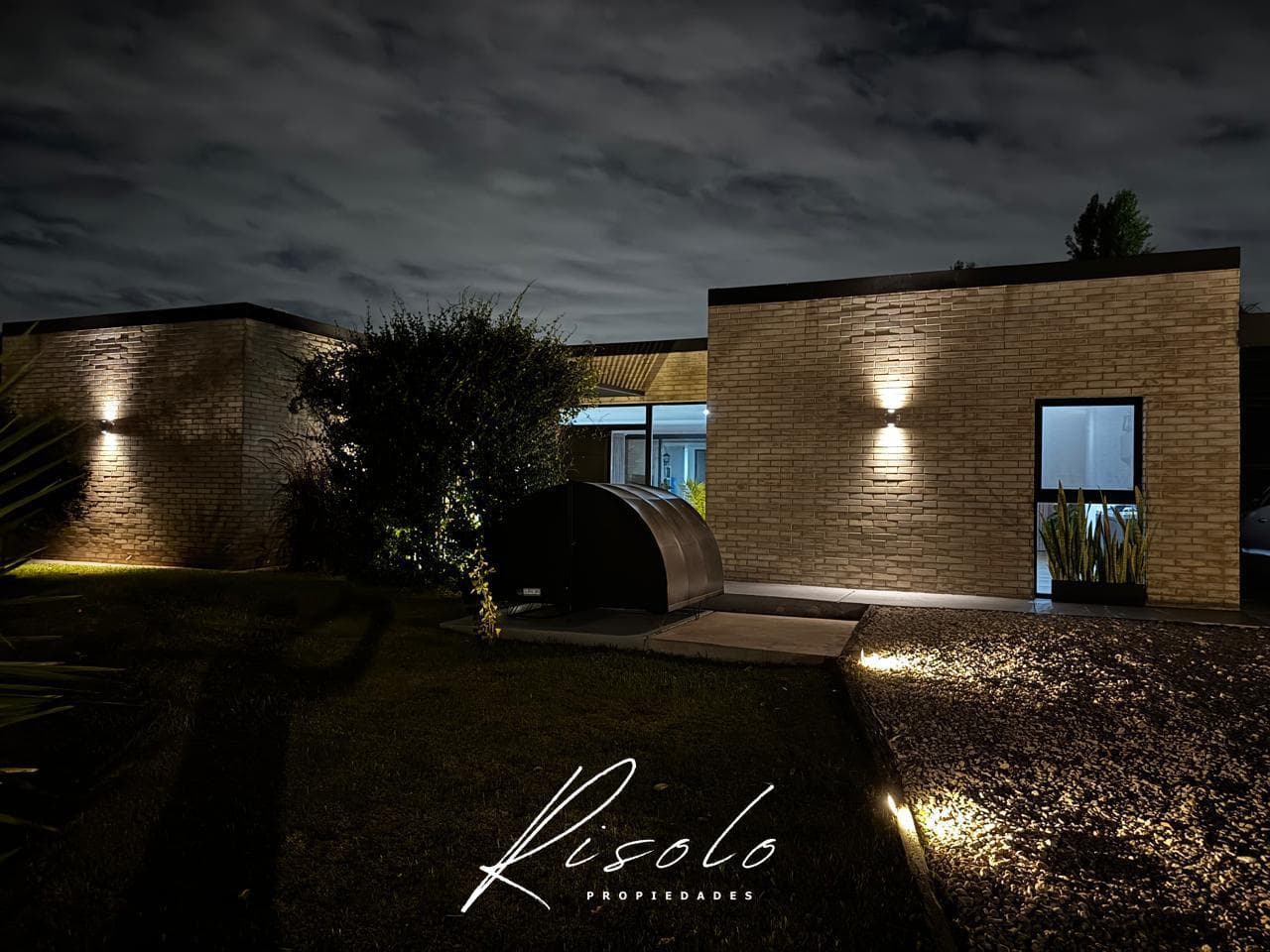 House for Sale. 3 bedrooms. Pool, Living Fence, Excellent Quality, Gated Community, Escobar